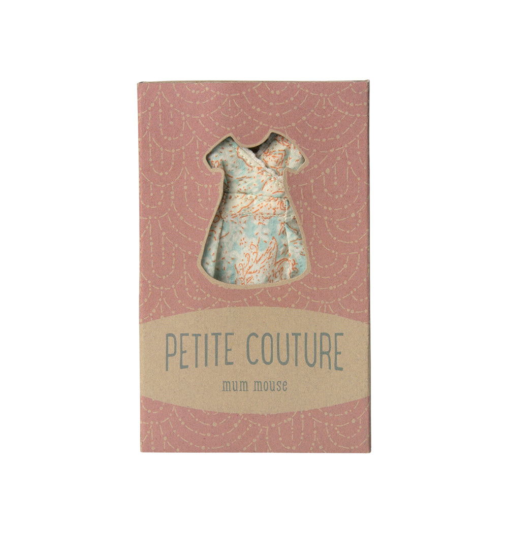 Petite Couture packaging featuring the paisley dress for Maileg Mum Mouse – a perfect accessory for imaginative play
Petite Couture packaging for Maileg Mum Mouse paisley dress.